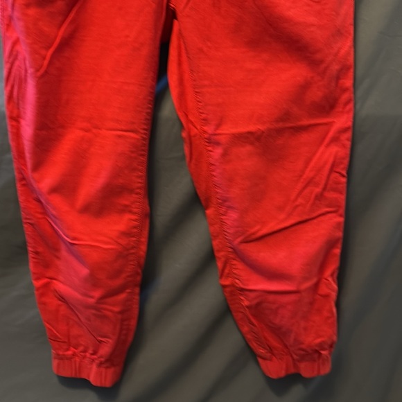 Red Levi’s capri joggers - Picture 4 of 6